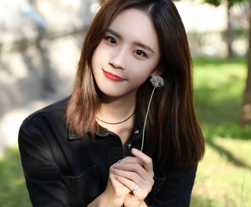 90后新晋小花卢洋洋虽只是18线但气质清新脱俗长相甜美可人