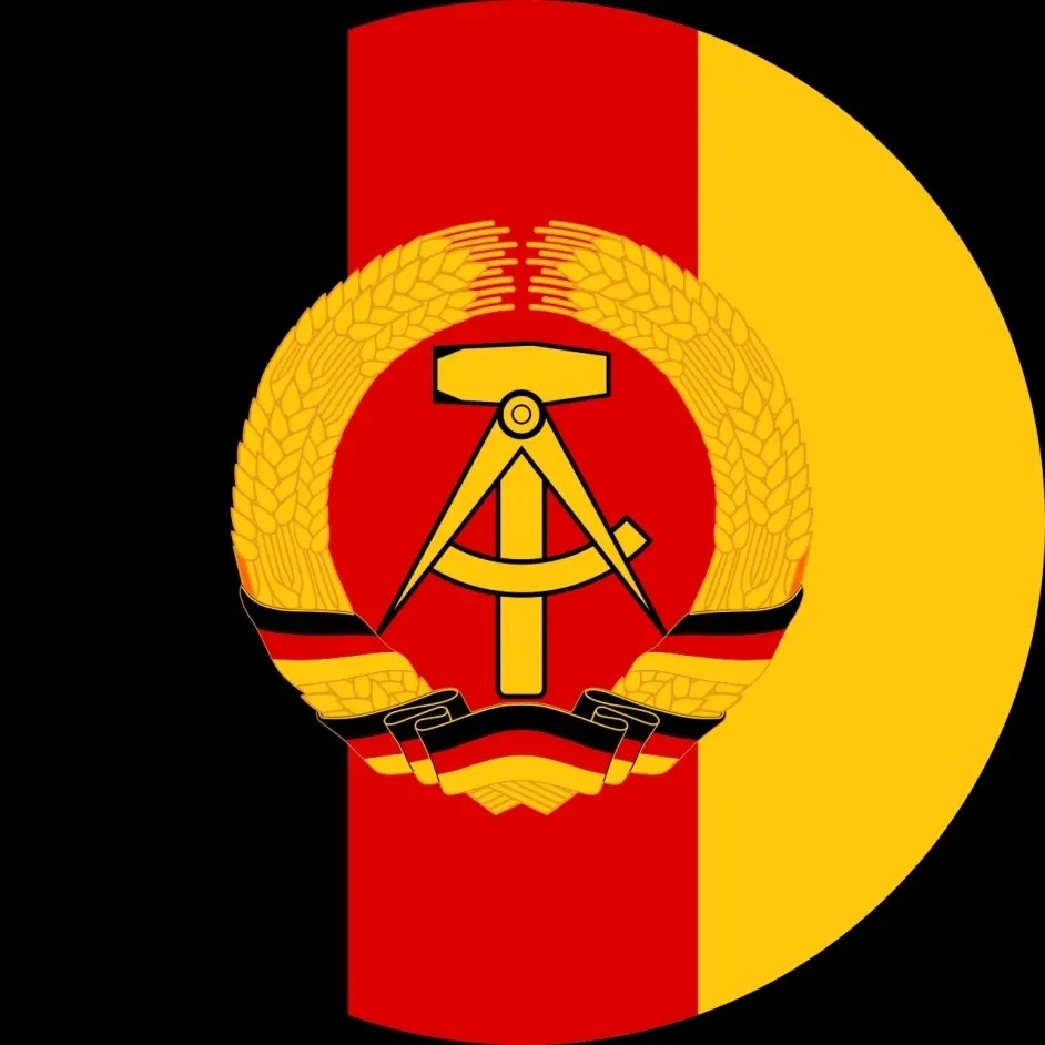 图片:东德t-72坦克上的陆军军徽,是国旗的变种,充满社会主义美学设计.