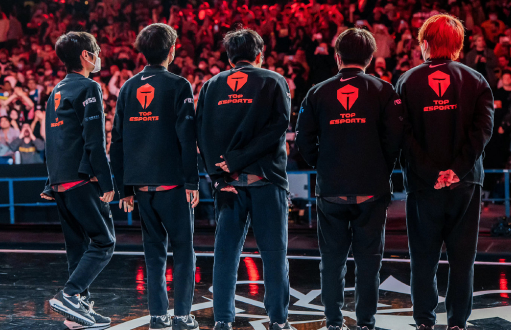 100,cfo登场前,有一支lpl队伍提前告别本届世界赛,留下了落寞的背影