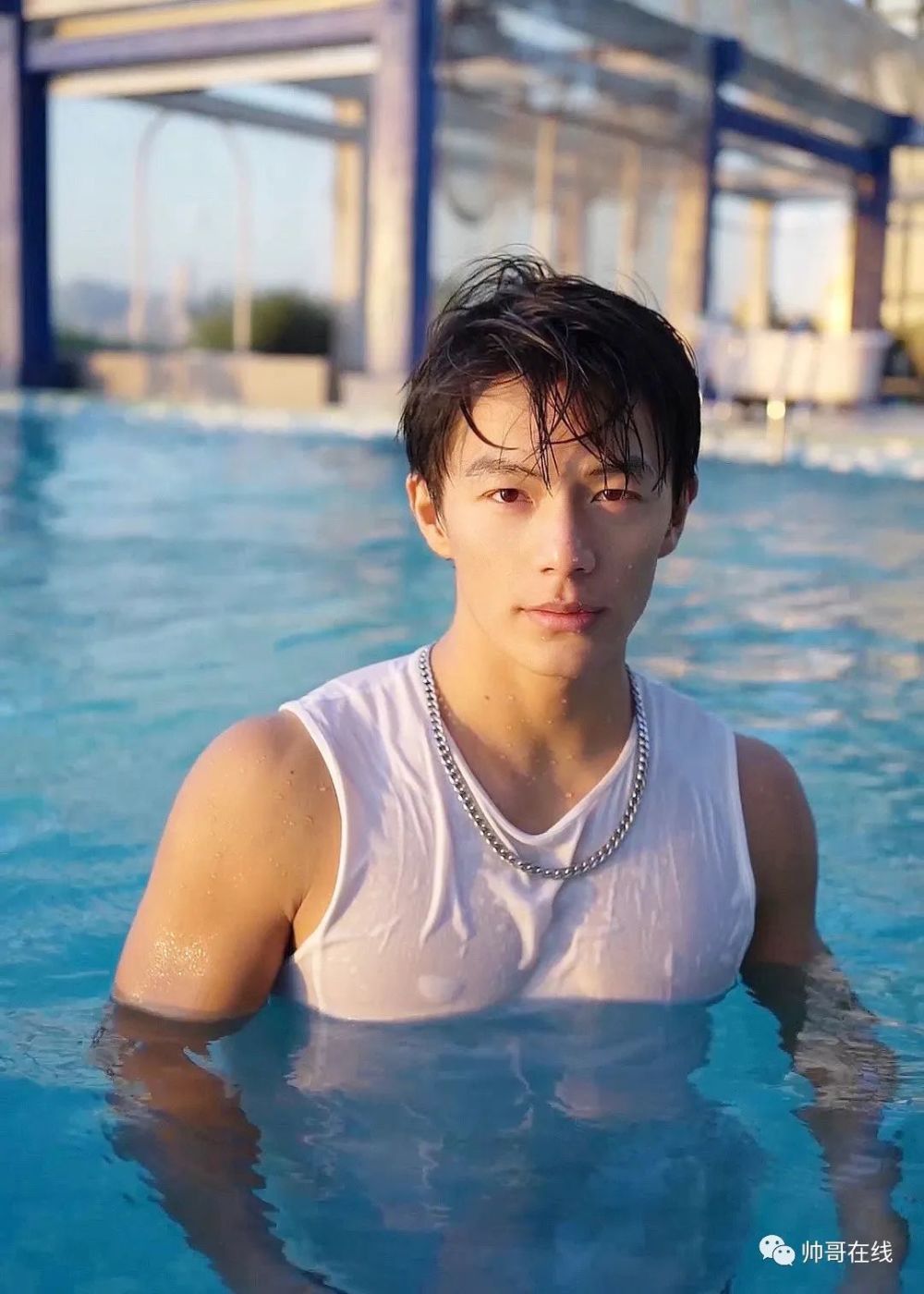 肌肉帅哥带狗子健身视频火了,185cm高鼻梁山东爷们,果然没让人失望!