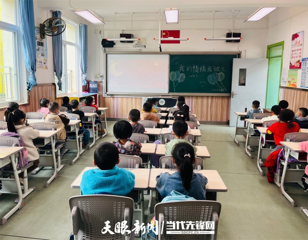 区苗苗幼儿园进行测量体温贵州日报天眼新闻记者 冷赛楠编辑 胡岚二审