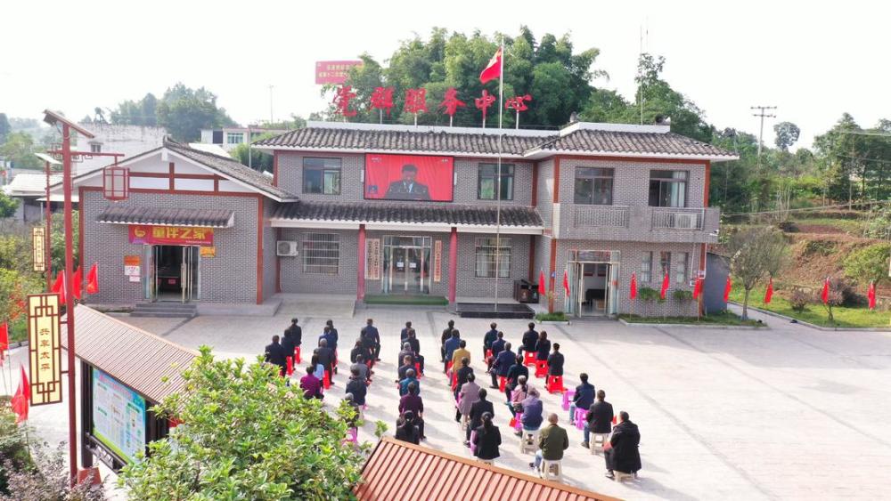 四川宜宾高县太平村干部群众收看党的二十大开幕会对全面推进乡村振兴