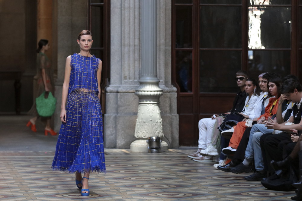 在葡萄牙波尔图举行的葡萄牙时装秀上展示pe de chumbo品牌的新款服装