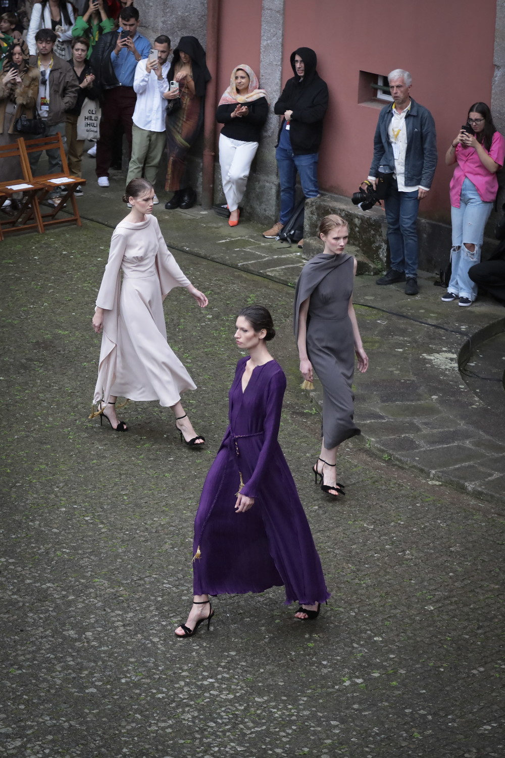 波尔图举行的葡萄牙时装秀上展示设计师迪奥戈·米兰达设计的新款服装