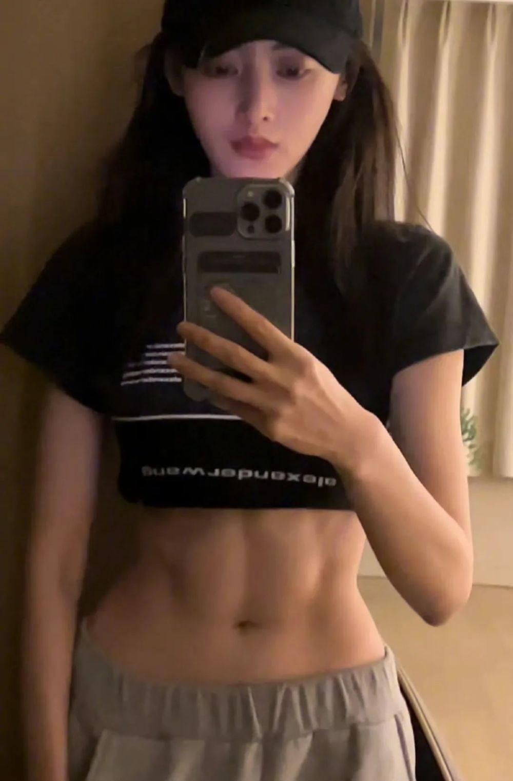 经常运动健身还有一个好处,那就是张天爱的皮肤状态也是非常稳定的.