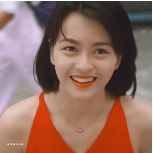 却又因为其清纯长相和甜美笑容,被捧为继周慧敏,杨采妮之后的一代玉女