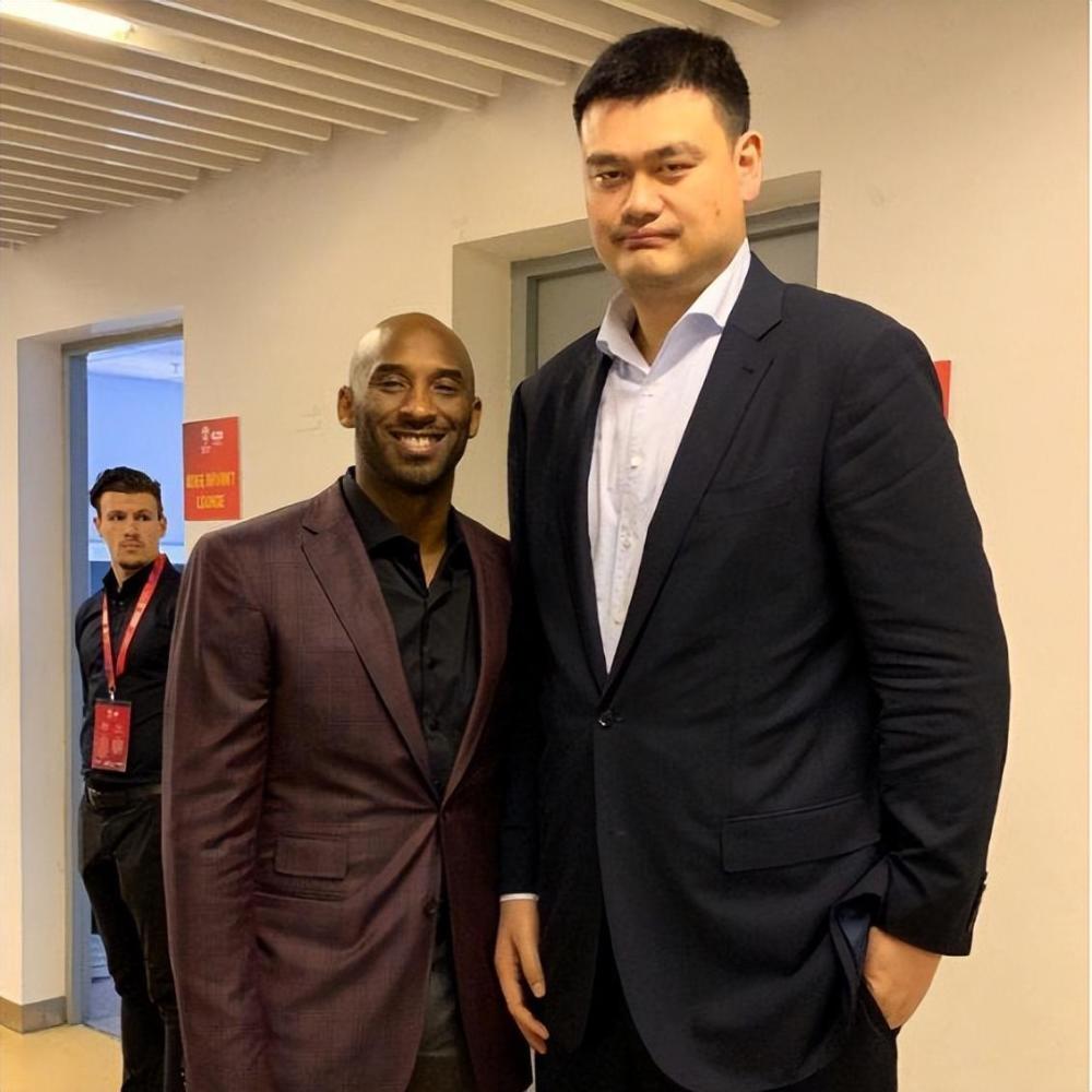 和姚明合影的nba球星:詹姆斯像普通人,300斤奥尼尔都小鸟依人_腾讯