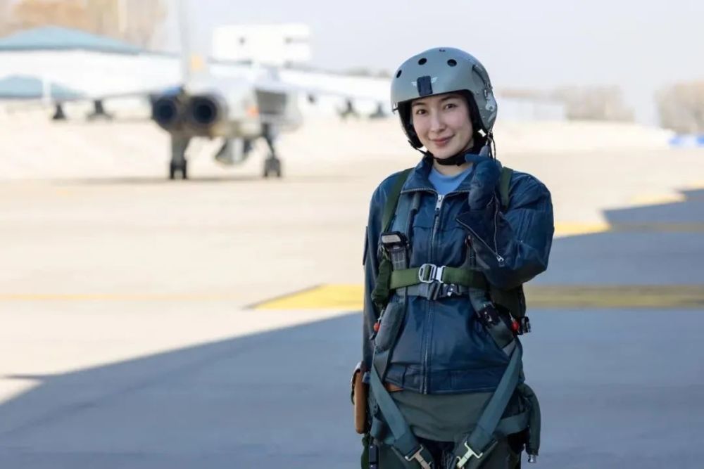 目前,**已成为**上拥有女飞行员**多的**之一.