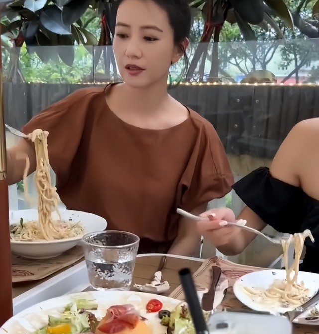 高圆圆私下吃饭太豪迈!双手拿猪排大口狂啃,满满一桌饭菜不怕胖
