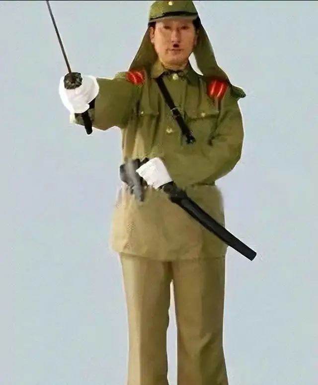 网友们的爱国情绪一触即发,有人调侃:我拿李宁当国货,李宁拿我当大佐!