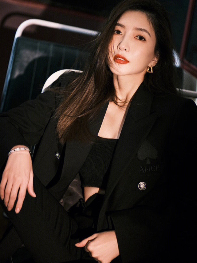 江疏影又美出新高度了,一身全黑look霸气洒脱,成熟干练