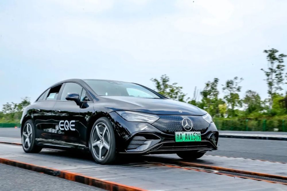 场地试驾奔驰eq系列依旧是标杆