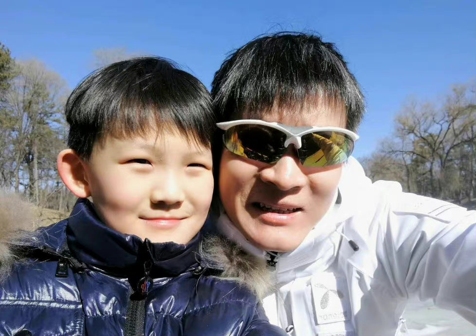 这也不是杨子睿第一次演戏了,也不是第一次跟爹进组.