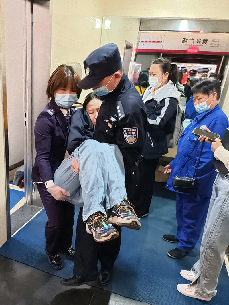 乘客早高峰晕倒民警这个公主抱真暖心