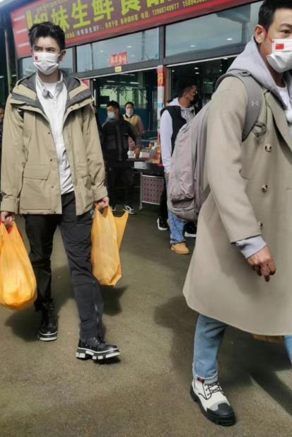 周杰倫曬兒子走路，雙手插兜氣場2米8，昆凌大秀寶石戒指松鼠ai2021年八月快倒閉了吧