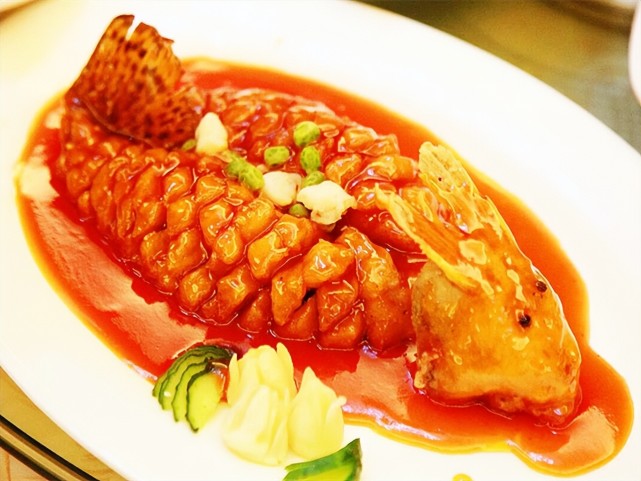 是苏式饮食文化的发扬地,苏菜更是中国八大菜系之一,用料上乘,讲究