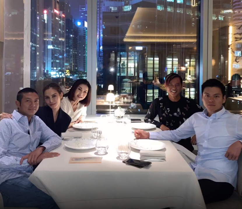 谢玲玲的大儿子林孝贤,龙凤胎子女林孝能和林心儿都参加了聚会,仔细