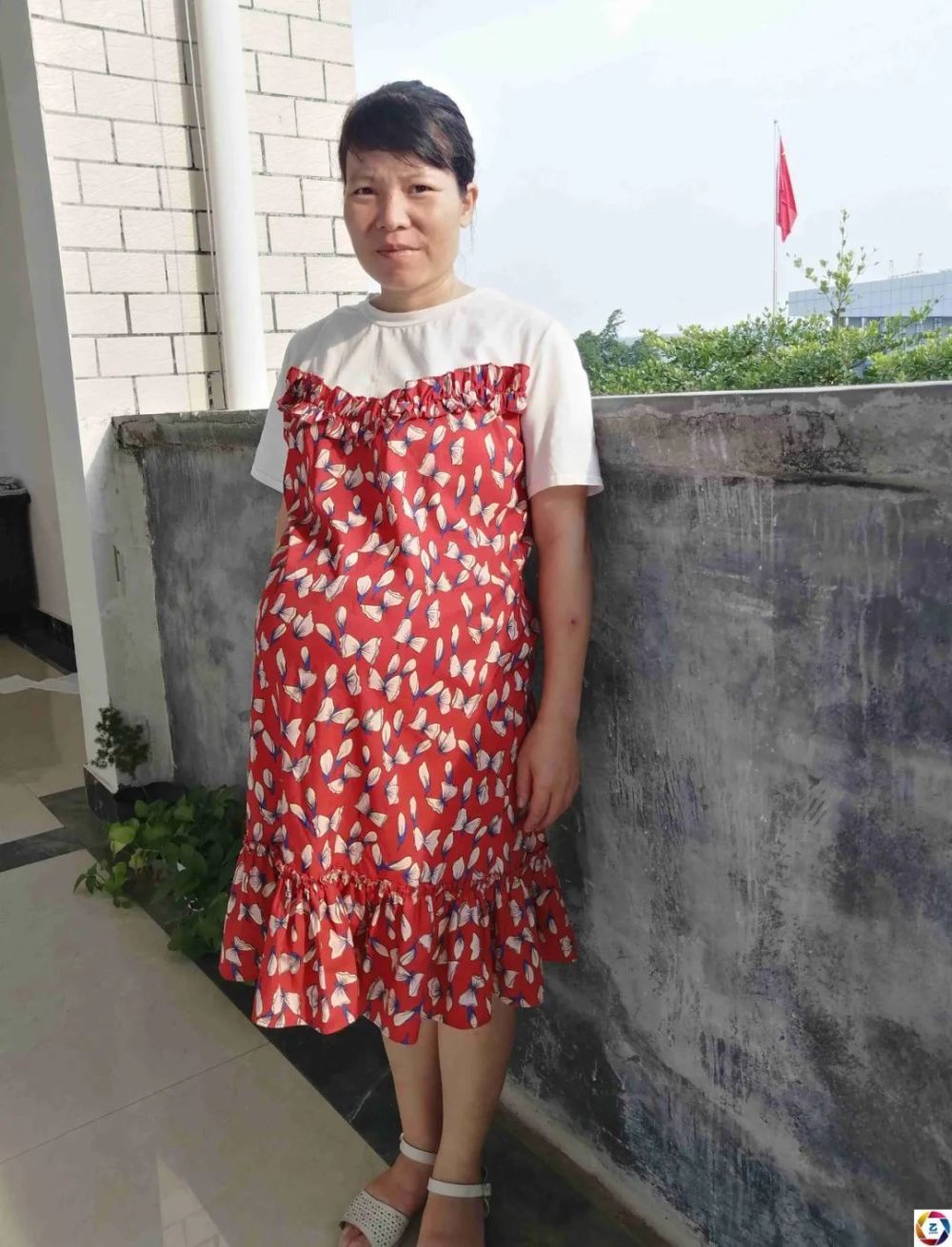 不能再一蹶不振,她还要想办法挣钱给女儿治病,于是挺着大肚子坚持上课