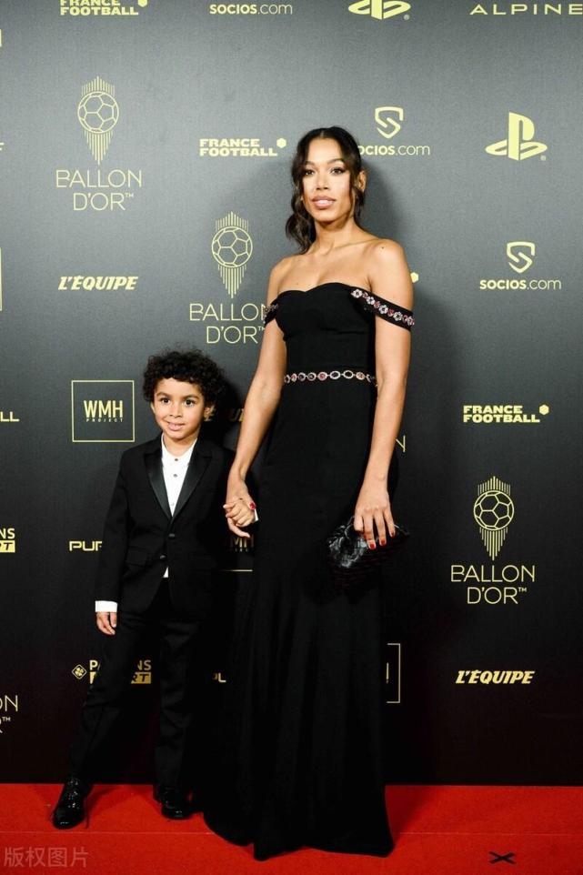 金球奖红毯:本泽马妻子与女友同场 最养眼cp合体 姆巴佩同伴很特别