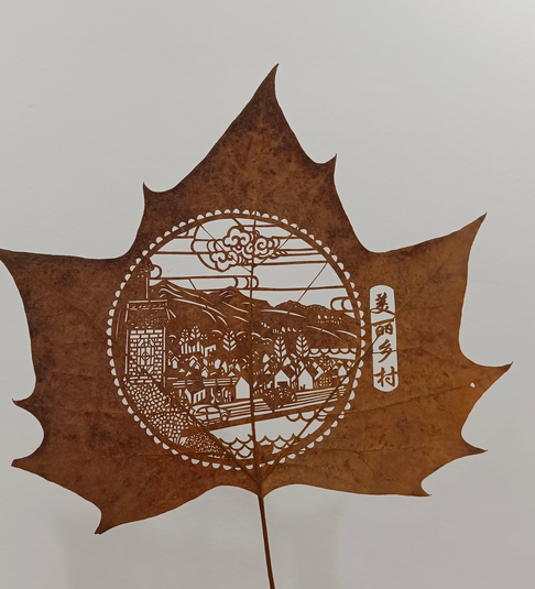 据介绍,叶雕是一项古老的中华传统非遗技艺,融合了剪纸,篆刻,印章