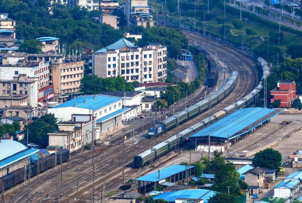 各奔东西 吴文高 摄▲记忆中江津德感火车站 吴文高 摄▲归途 吴文