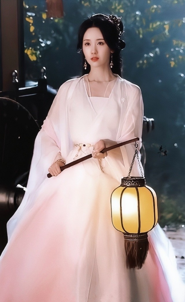 当红小白花陈都灵29岁生日,《长月烬明》剧照美如画,不愧是天选古人!