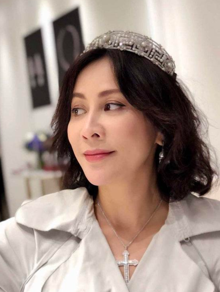 60岁关之琳拍卖1亿高珠,向太巨型戒指抢镜!香港贵妇买珠宝也有潜规则?