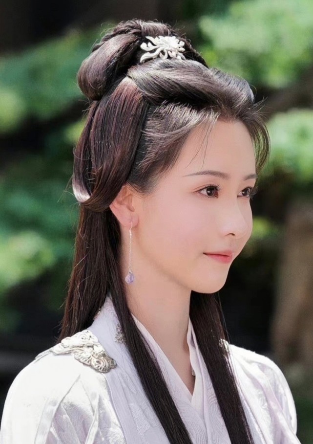 大美女陈都灵29岁生日,古装剧照素雅绝尘似是仙子,不愧是淡颜系美人!