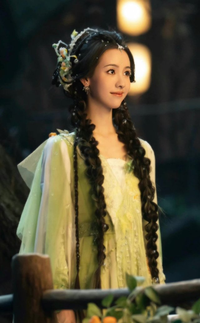 大美女陈都灵29岁生日,古装剧照素雅绝尘似是仙子,不愧是淡颜系美人!