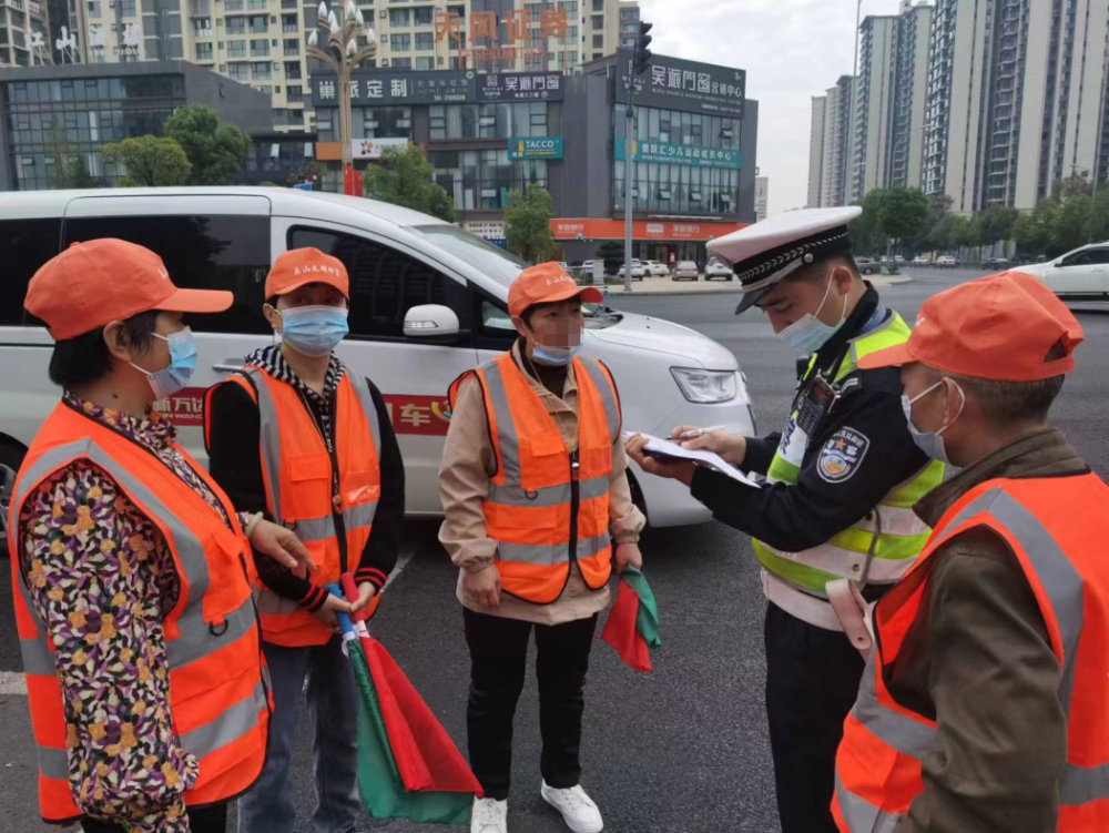首批316名文明交通劝导员上岗劝走城市不文明
