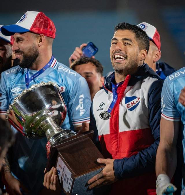 苏亚雷斯庆祝第20冠,一家5口合影:再踢1场就告别