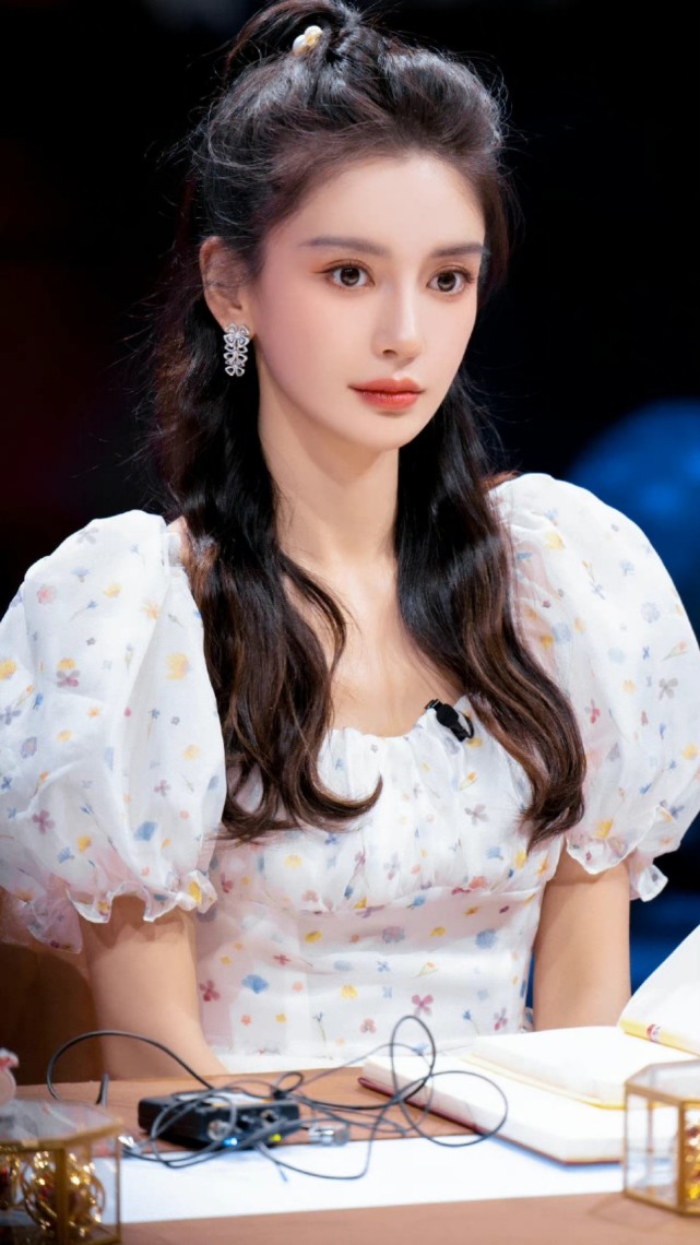 《心动的信号》杨颖,泡泡袖公主裙装扮太有魅力了,高级美令人深陷其中