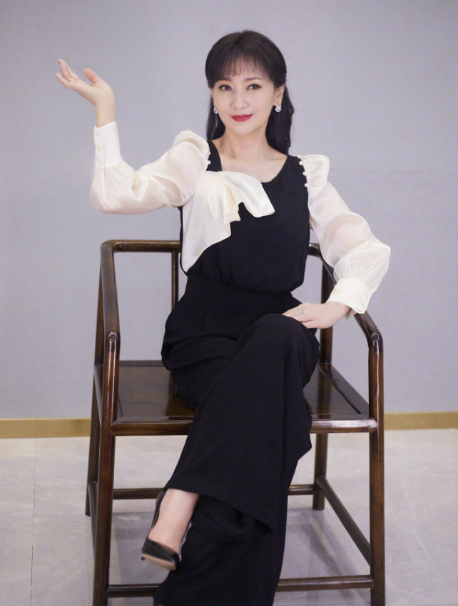 将近七旬女人的赵雅芝此次穿着一双细长的高跟鞋,看到这样的高跟鞋