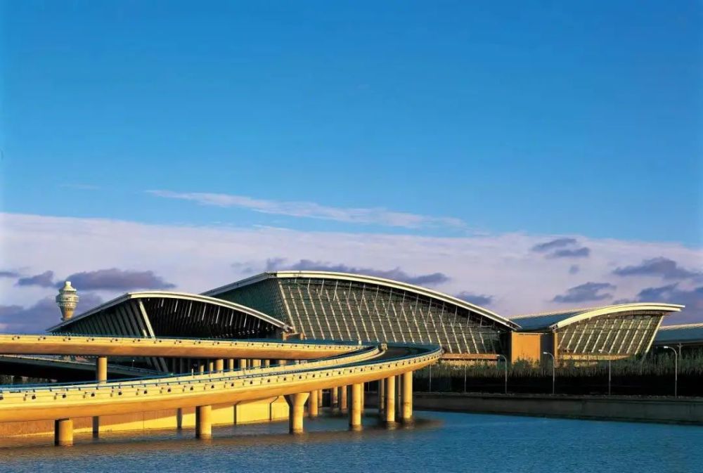 目前,上海浦东国际机场已经跻身世界主要航空枢纽之列.