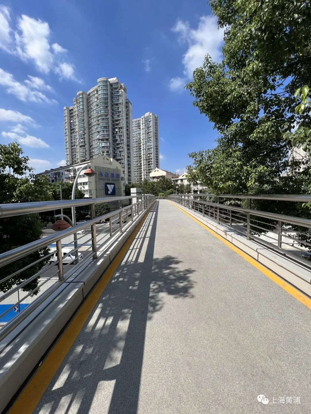 今天徐家汇路上这座人行天桥加梯正式启用