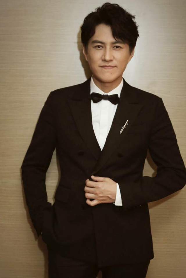 45岁靳东私下被偶遇与女粉丝握手时满脸笑容穿千元衣肌肉明显