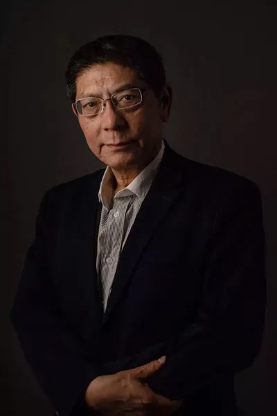 1977年考入北京大学西语系德语专业,1978年5月考上外哲所研究生,1981