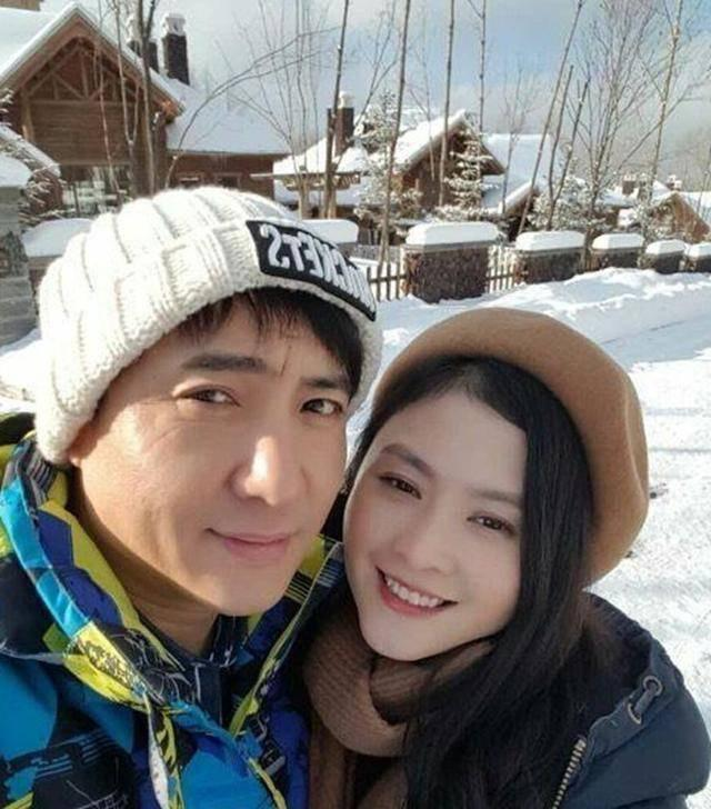 沈腾王琦被曝分居,女方独自带娃与父母聚餐,身材发福被传怀二胎