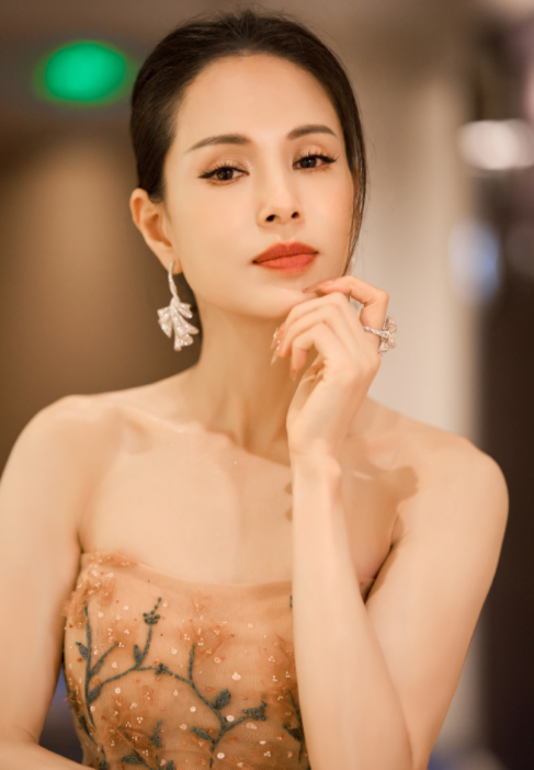 56岁李若彤近照曝光,空气刘海造型减龄,体态状态不像年过百半