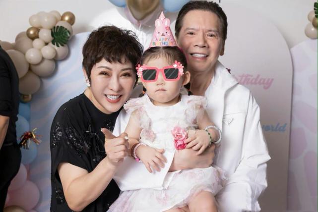 向太晒年轻美照，纯天然颜值美艳动人，与刘德华同框氛围感好强_腾讯新闻