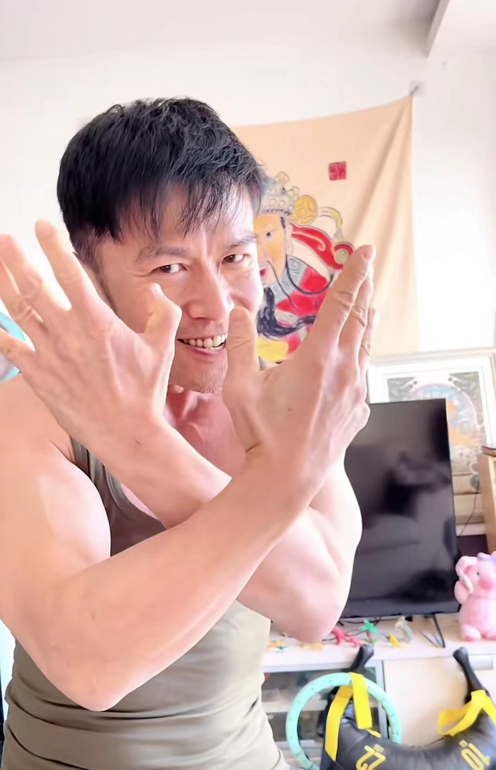 52岁唐文龙与内地女友秀恩爱,在北京租公寓,装修朴素挂巨幅财神_腾讯