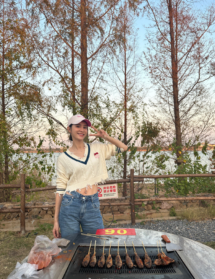 张馨月晒全家福林峯坐地上陪女儿玩耍笑不停双手抱老婆好甜蜜