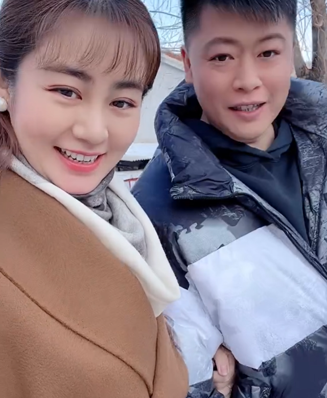 王小蒙毕畅与男模拍广告贴肩抱姿势亲密网传花13亿买房