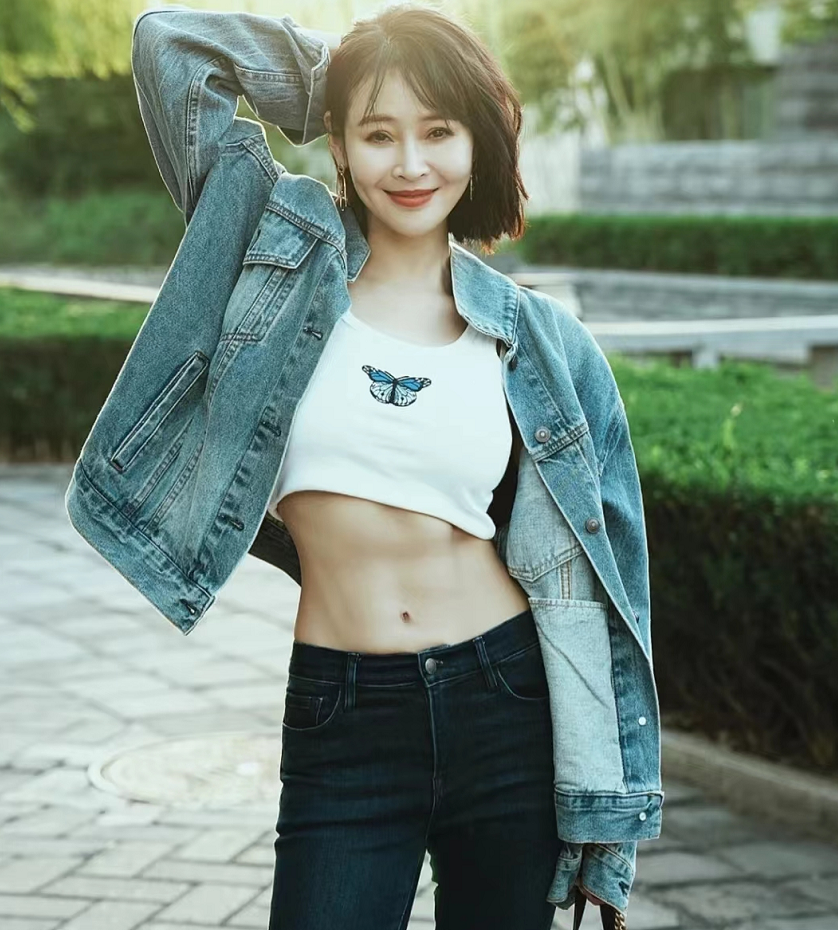 于明加迎40岁生日公园穿背心大秀身材手上戴33万金表显阔气