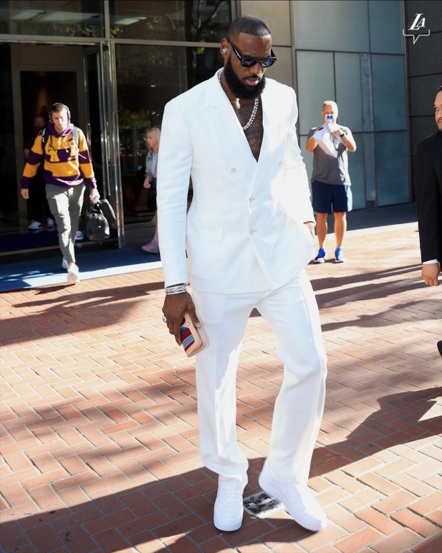 湖人官方晒詹皇入场照:一身白色西装太帅气 大战勇士再冲历史纪录