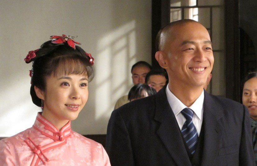 陈昭荣长相帅气但很早就结婚,他的妻子是在学生时期认识的张瀞文,两人