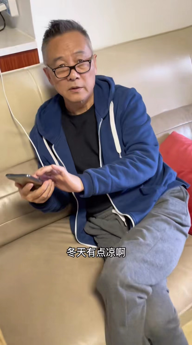 露面的李宝健穿着蓝色上衣搭配灰色运动裤,穿着十分休闲减龄,虽然头发