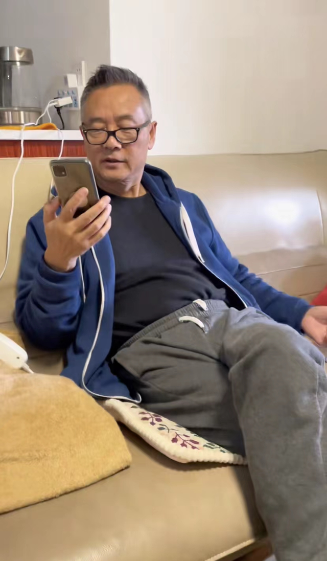 李宝健和妻子十分喜欢女儿送的礼物,李洛伊见状也立马表示自己会再多