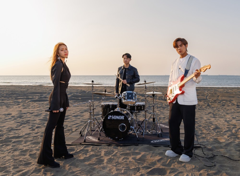 告五人推新曲在未来的你跟我说声嗨利落正装上身优雅魅力喷发