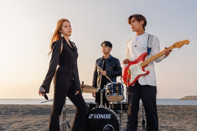 告五人推新曲《在未来的你跟我说声嗨》利落正装上身 优雅魅力喷发